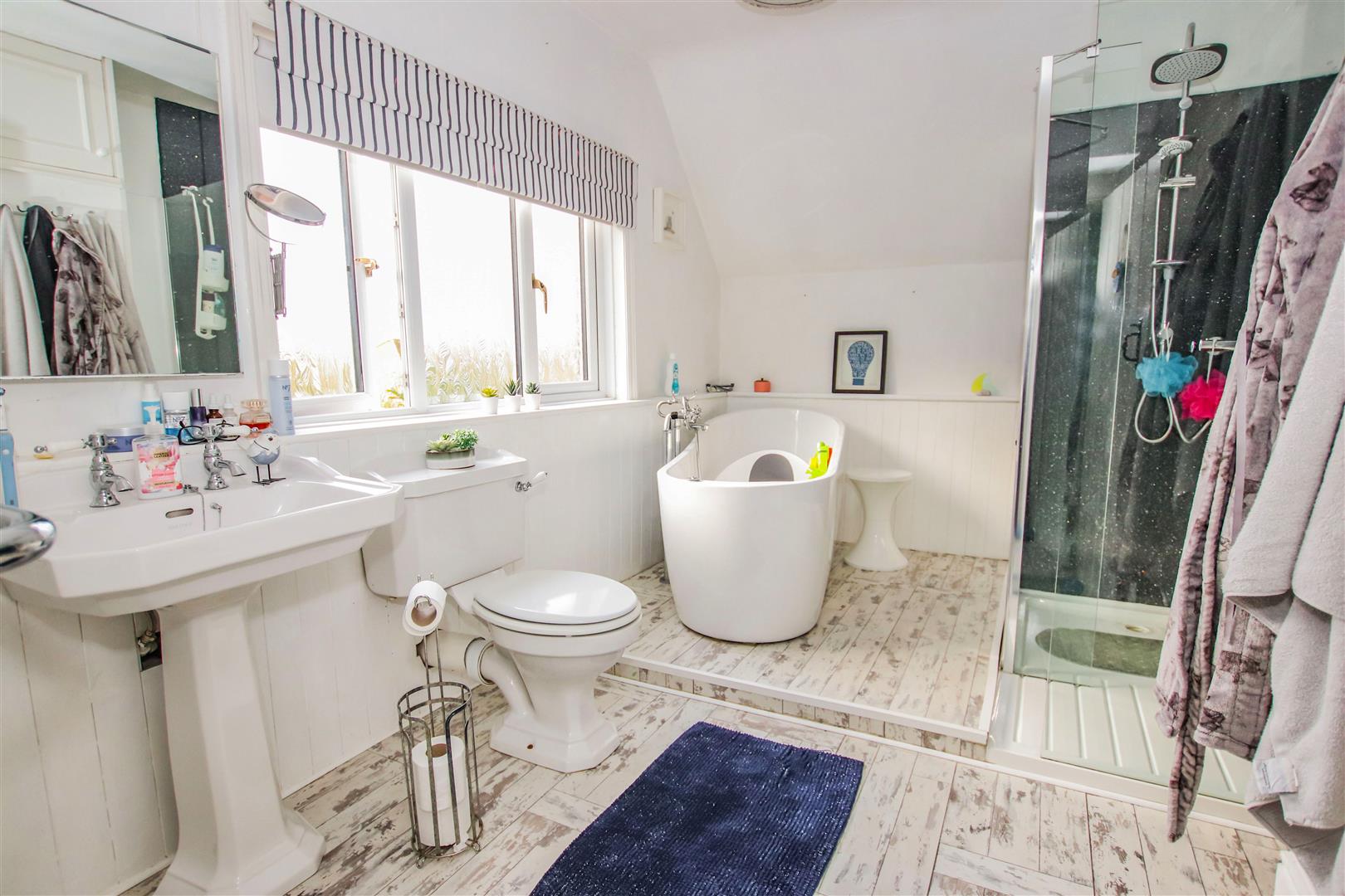 FIRST FLOOR FAMILY BATHROOM
